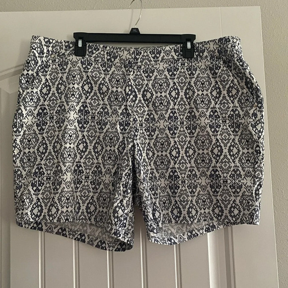 dept 222 Pants - Cute summer casual navy and white plus size shorts